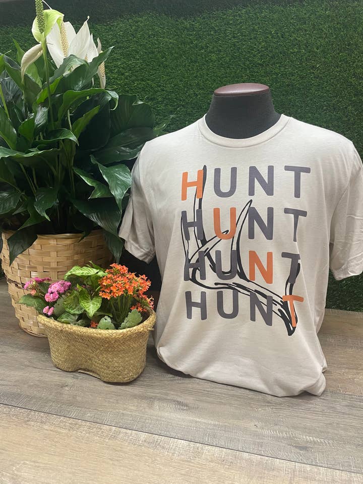 T-shirt de chasse pour la vente par Log Cabin Trading Post