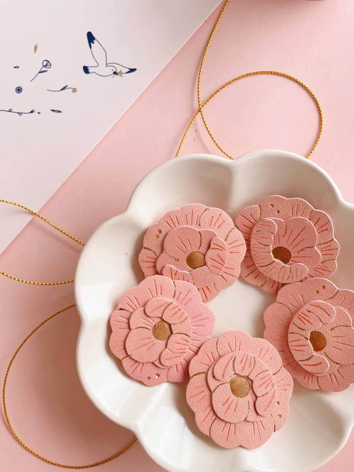 Handmade flower brooch - the peony in upcycled leather for wholesale by du vent dans mes valises