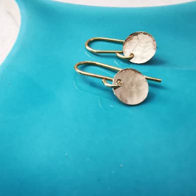 Oorbellen met gouden textuur en schijfvormige oorbellen voor wholesale door Sophellie Jewellery