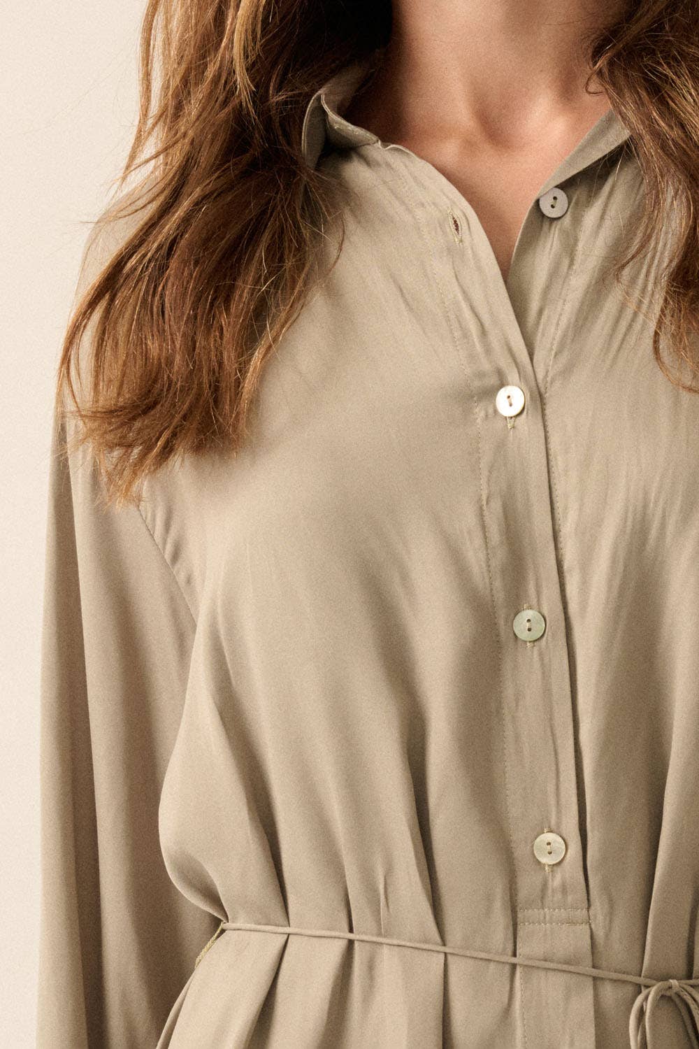 Promesa USA – Romper - Mulher por atacado – Macaquinho sólido de cetim com botão, cintura alta e cinto3