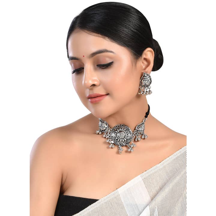 Ensemble de collier ras du cou ethnique indien oxydé avec ghungroo fait main pour la vente par Vastrabhushan