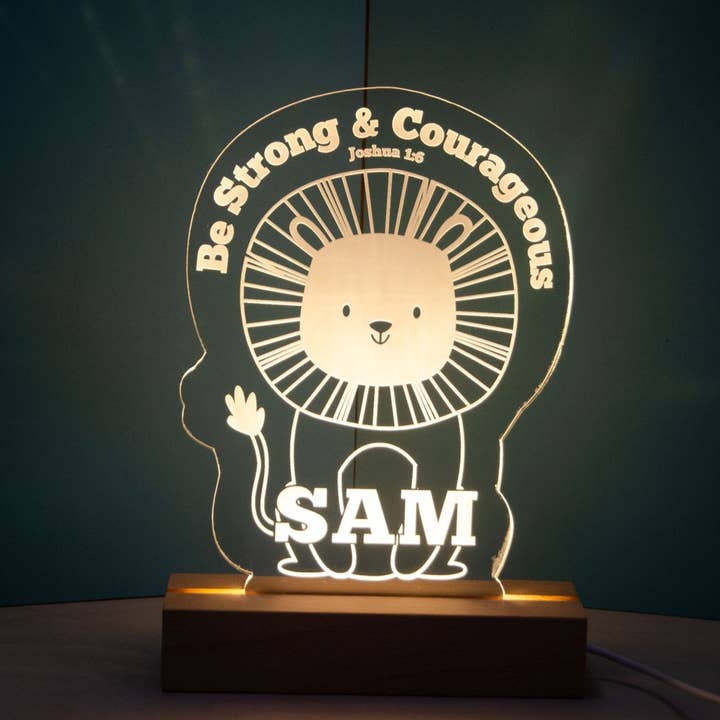 Design della luce notturna Be strong Lion per la vendita all'ingrosso da parte di Birch and tides