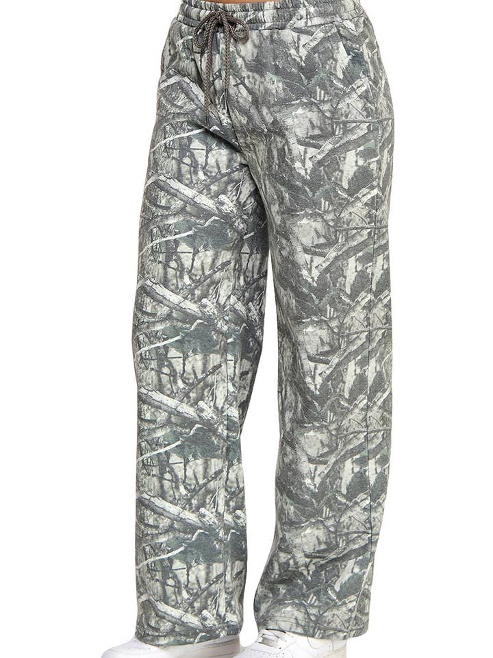 Pantalon camouflage à jambe droite et taille mi-haute en polaire pour la vente par Vanilla Monkey