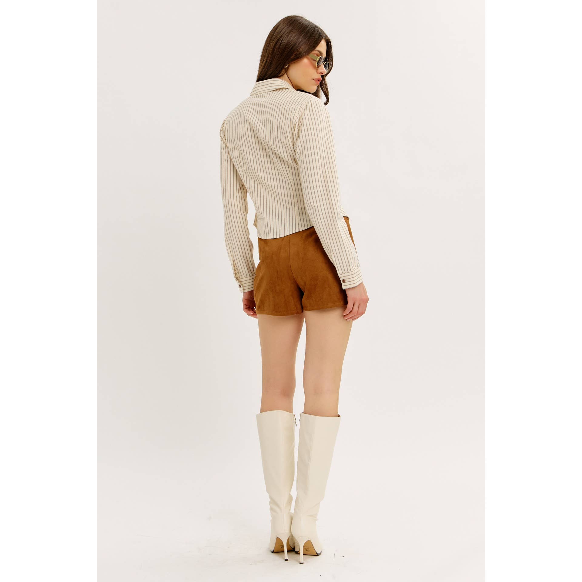 CHAMEAU MINI-JUPE-SHORT EN FAUSSE SUEDE ÉLÉGANTE AVEC OURLET SURPIQUÉ en vente sur Faire16