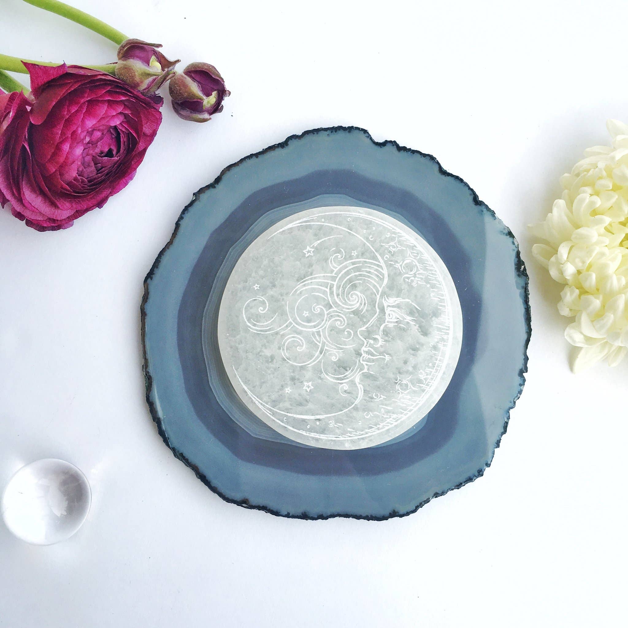 Fractalista Designs - Vendita all'ingrosso Piastre di ricarica in cristallo - Disco di ricarica rotondo in selenite con incisione «Moon Beams»1