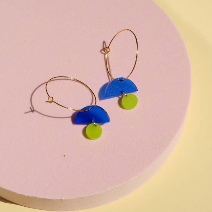 Niemalsmehrohne – Brincos de argola por atacado – Aros em inox com formas geométricas azul/lima1