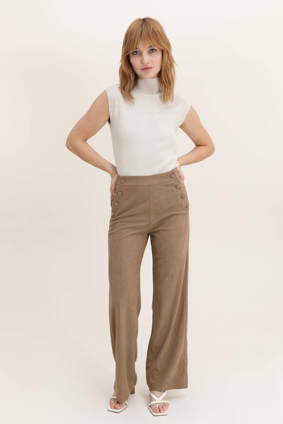 LULUMARY – Großhandel Trainings-/Jogginghose – Damen – Cordhosen P946 mit weitem Schnitt und hoher Taille0