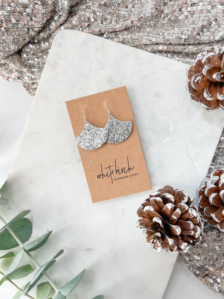 Zilveren waaieroorbellen met glitterleer voor wholesale door Whitebirch Handmade Goods