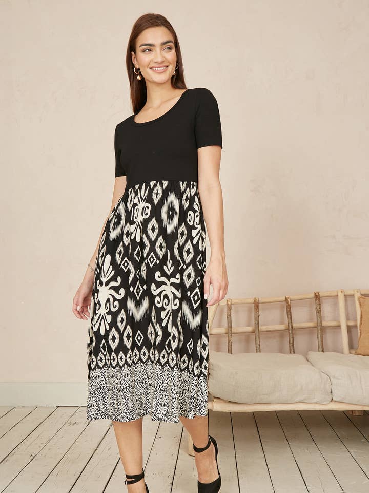 Haut en jersey extensible noir Yumi et robe midi à jupe ikat pour la vente par Yumi