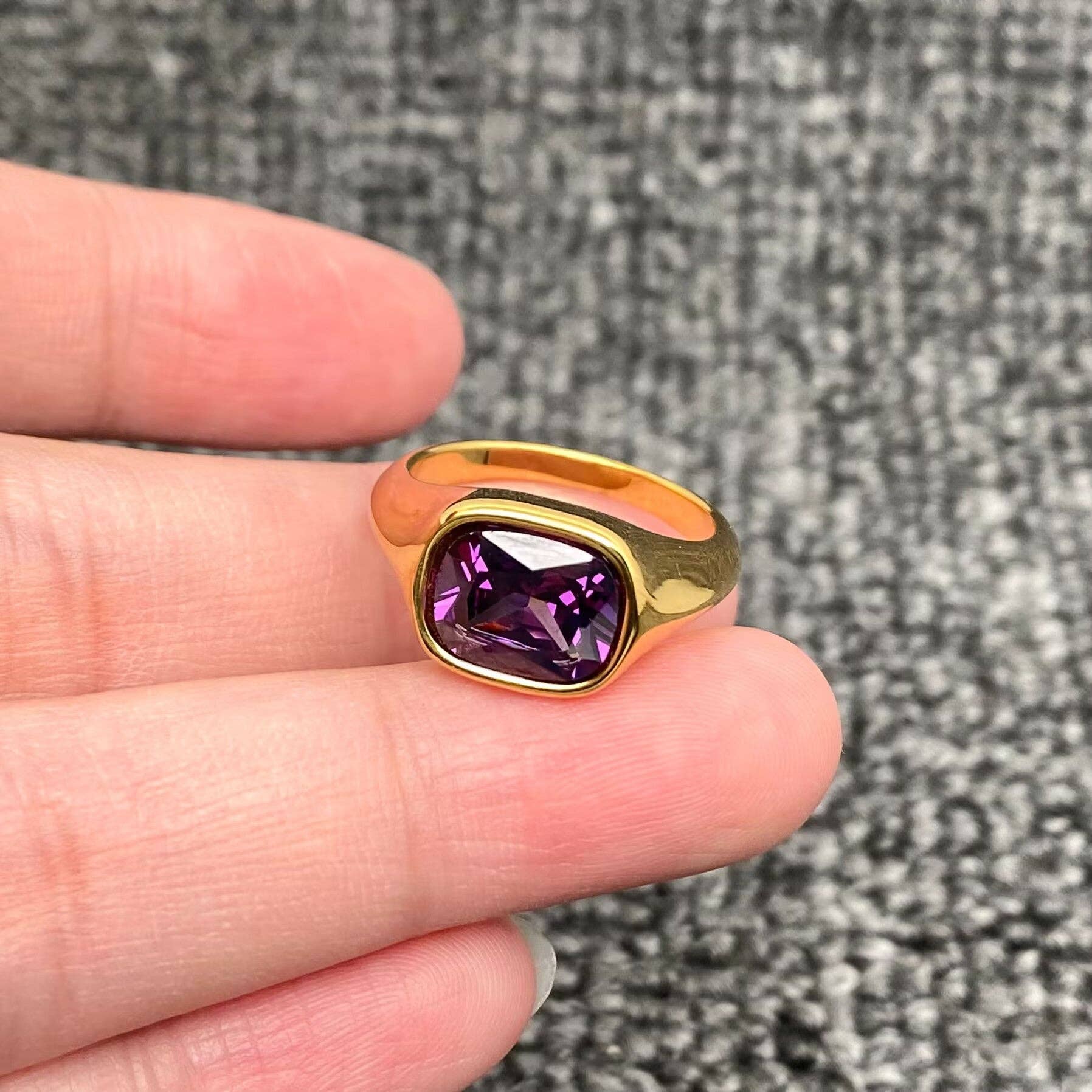 Mio Queena - Vente Solitaire - Bague en acier inoxydable plaqué or 18K avec zircon pourpre - FGS0