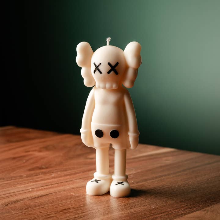 Allure CA – Großhandel Geschenkkerze – Kaws Companion (stehend) Kerze – Künstlerische Interpretation3