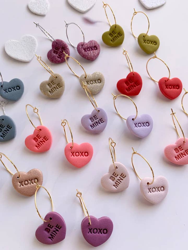 Boucles d'oreilles cœur en forme de cerceau de la Saint-Valentin, boucles d'oreilles cœur en bonbon pour la vente par Lotus of clay