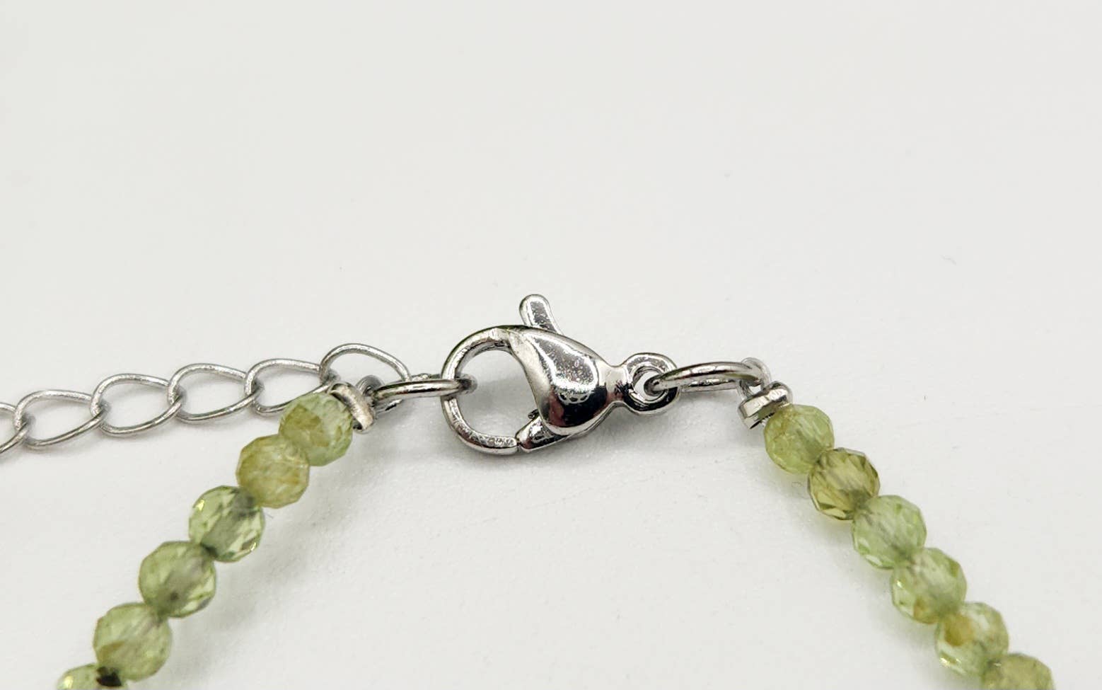 Meraki Gemstones – Engroshandel Perlearmbånd – Facetteret peridotarmbånd med 3 mm perler og sølvfarvet lukning4