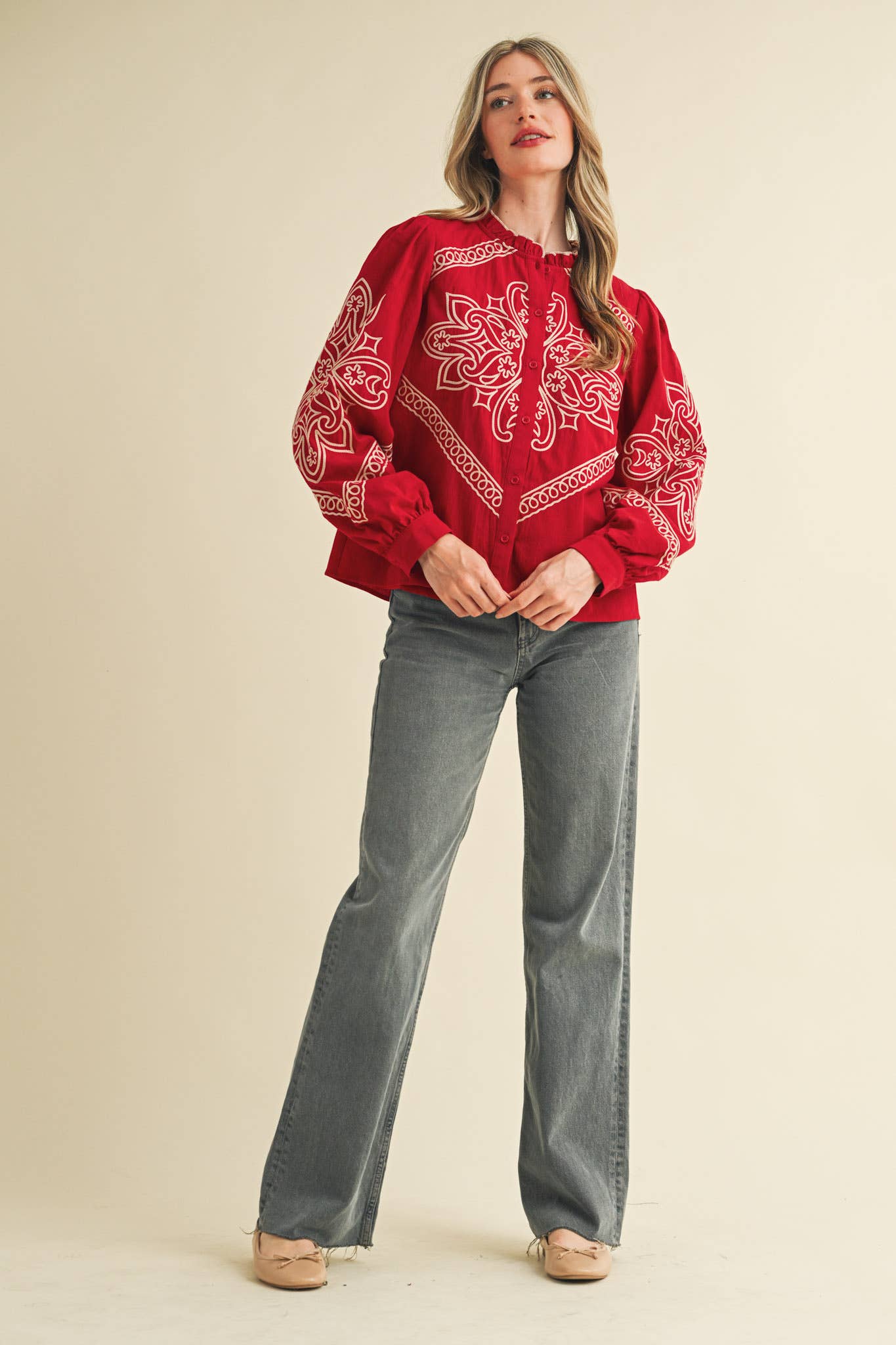 &MERCI – Engroshandel Skjorte med buttondown – til kvinder – BRODERET MOCK NECK KNAPPEBLUSE MTP333664