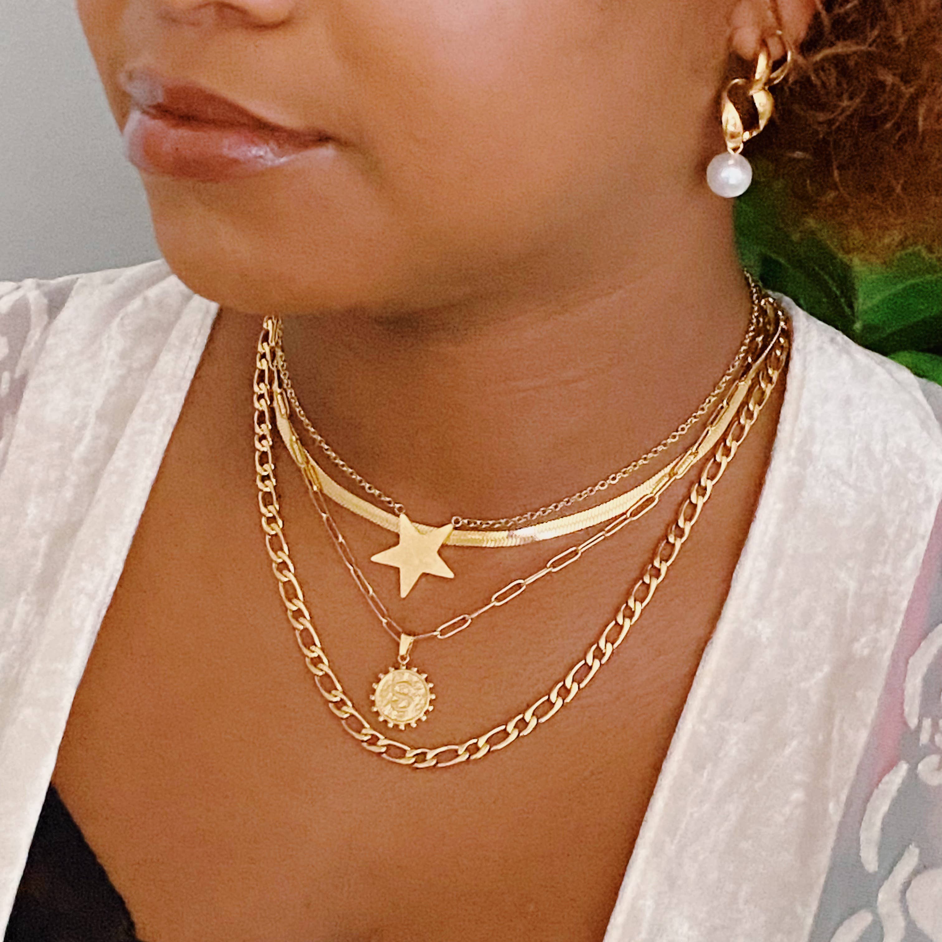 Ellison+Young - Vendita all'ingrosso Collana con ciondolo/pendaglio - Collana doppia con ciondolo iniziale a catena spiga e catena a maglie2