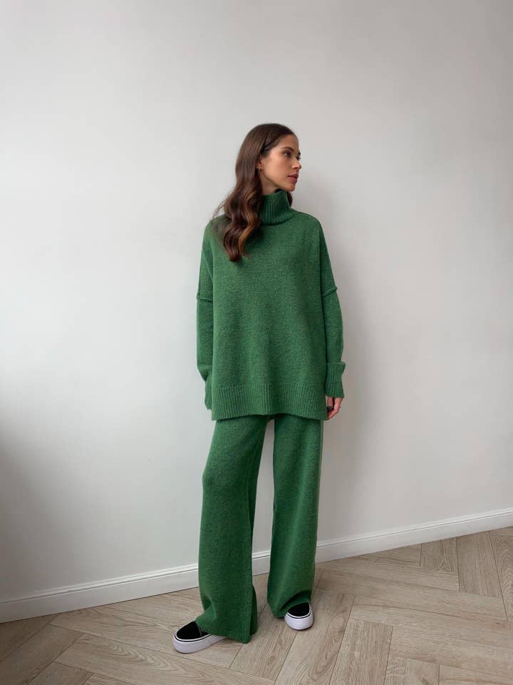 Suhkasana - Vendita all'ingrosso Completo loungewear - Donna - Set Maglione a Collo Alto con Spacco Laterale e Pantaloni a Gamba Larga11