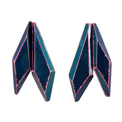 De gefacetteerde vleugels studs (L) voor wholesale door Eva Burton Maker