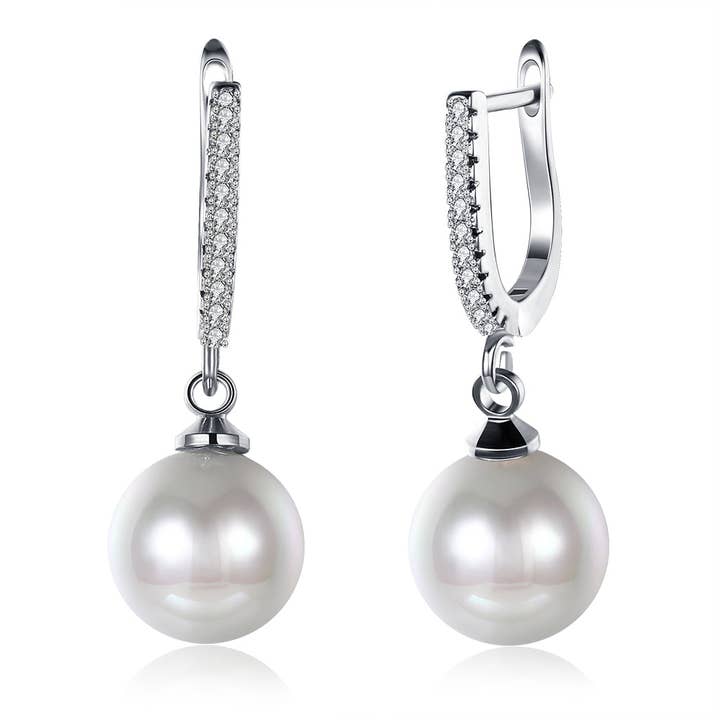 Boucles d'oreilles pendantes en perles d'eau douce avec or 18 carats et cristaux pour la vente par Golden NYC Jewelry