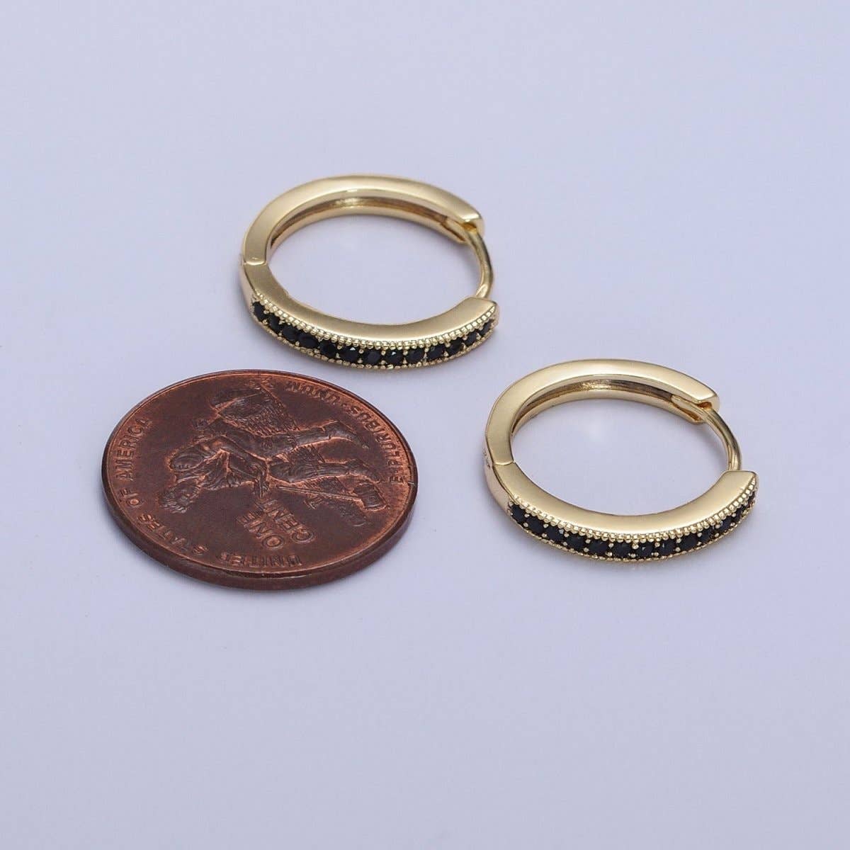 Aim Eternal - Vente Petits anneaux - Boucles d'oreilles Huggie de 16 mm doublées d'oxyde de zirconium micropavé vert, fuchsia et noir en or 24 carats | AB297 AB298 AB2994