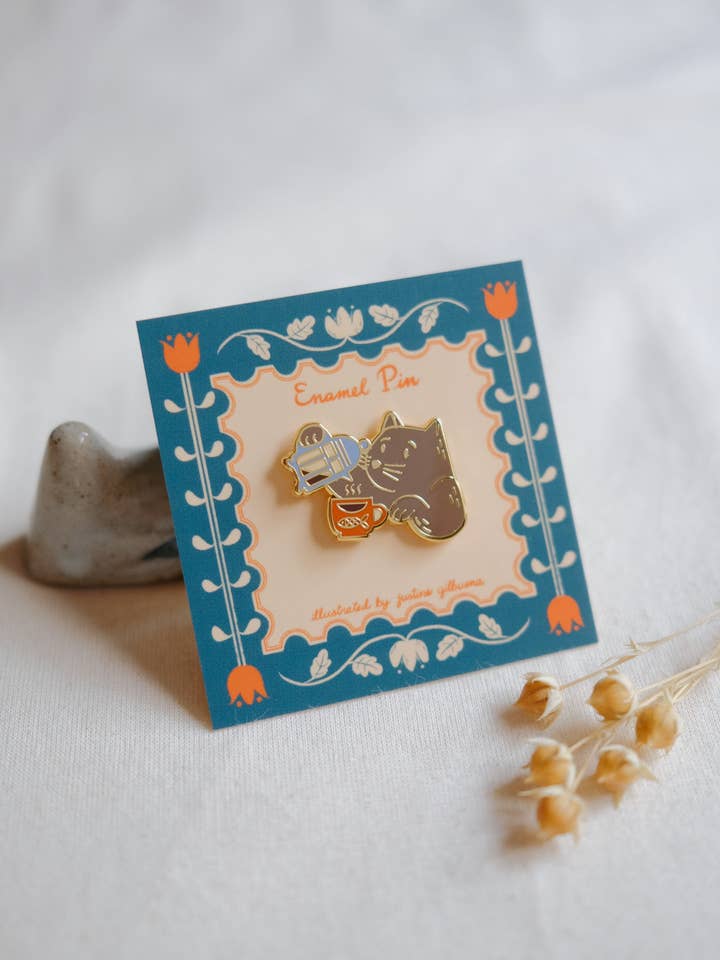 Épingle en émail Chat Café (Gris) pour la vente par Justine Gilbuena