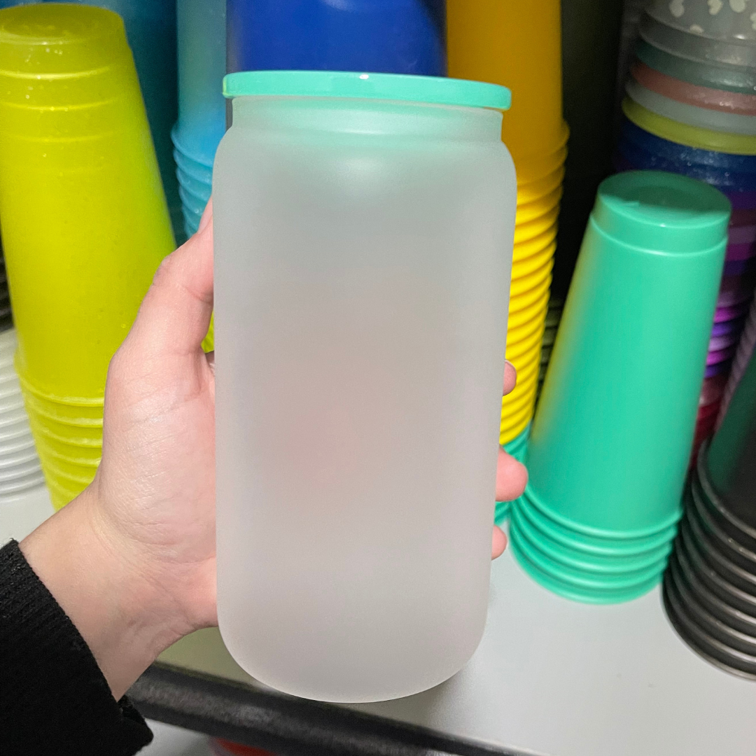 One Stop Cups – Engroshandel Drikkeglas/kop – 16 oz frostede glasdåser med farverige låg4