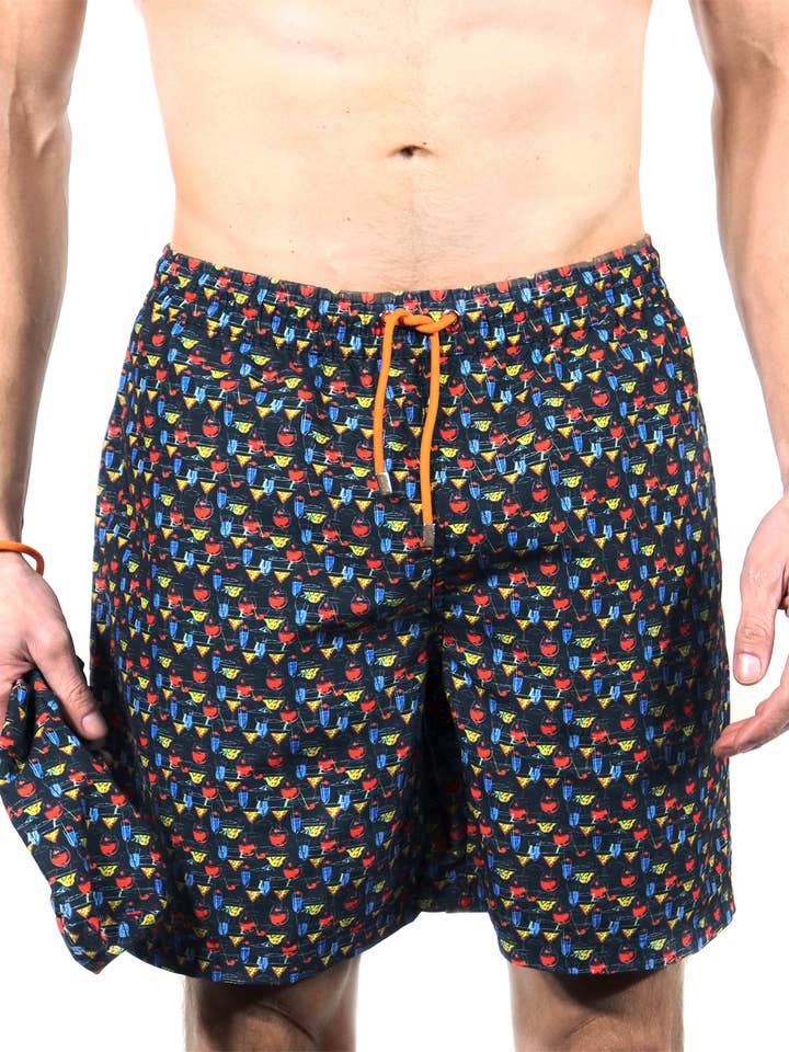 Noir avec cocktails rouges, jaunes et bleus pour la vente par Luchiano Visconti