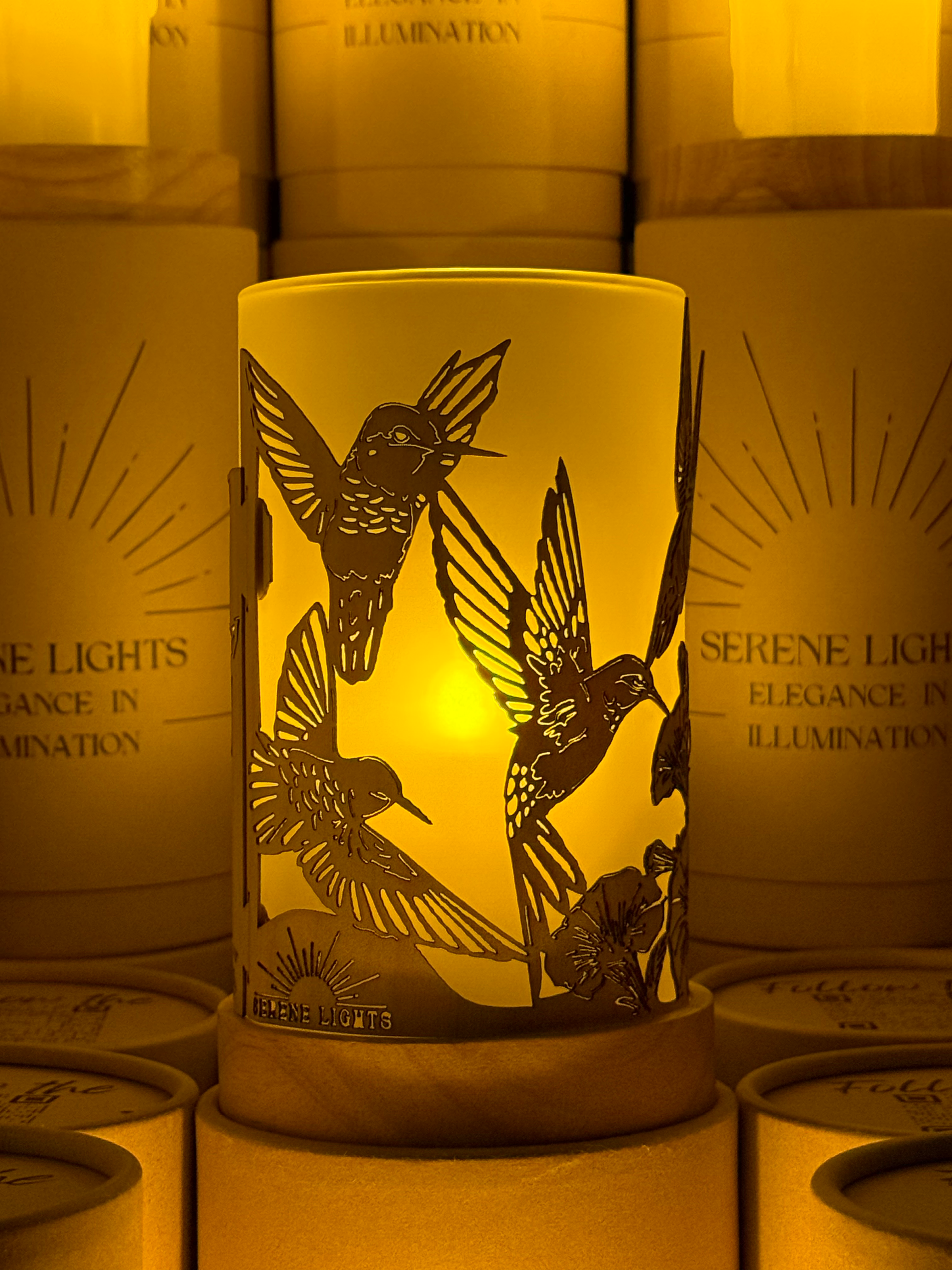 Serene Lights - Vente Décorations de table - Porte-bougie décoratif avec colibris en vol – Gravé au laser, placage de bois fait main, bougie LED rechargeable6