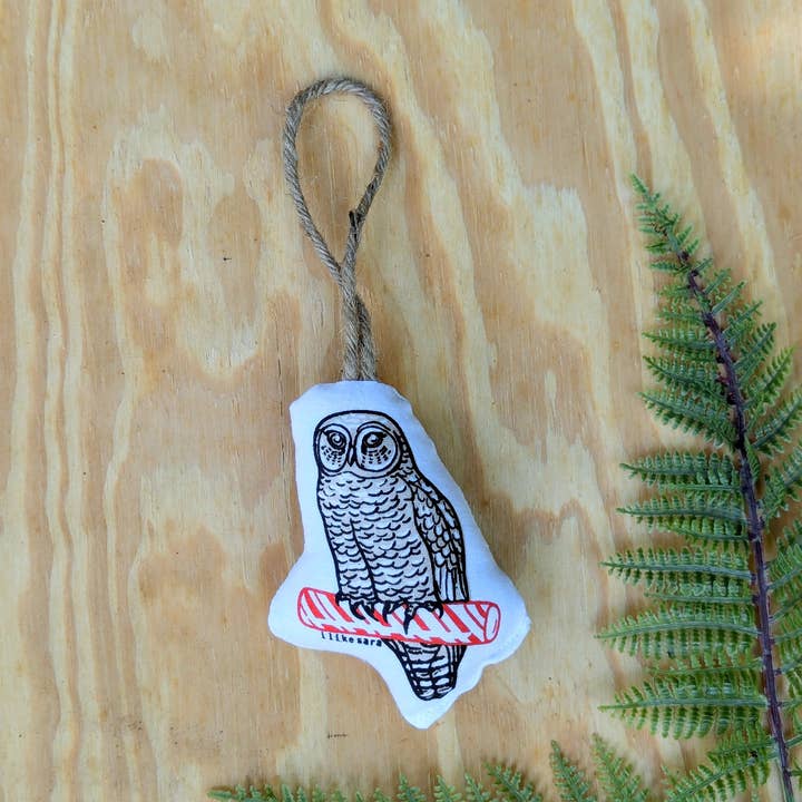 ornement en peluche rembourrée | hibou avec bâton de menthe poivrée - animal de la forêt imprimé à la main décoration de Noël pour la vente par ilikesara | art + goods