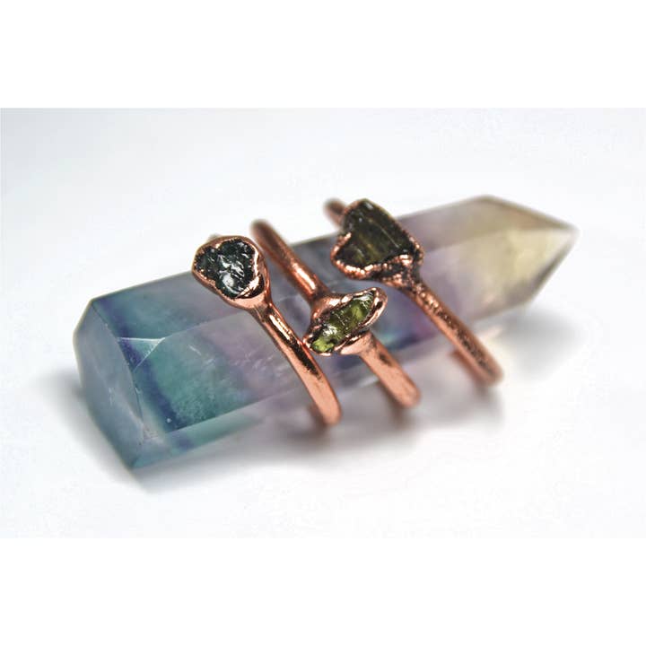 Anillo de cobre turmalina verde crudo | Anillo de piedra en bruto | para venta al por mayor de Daddy Daughter Jewelry
