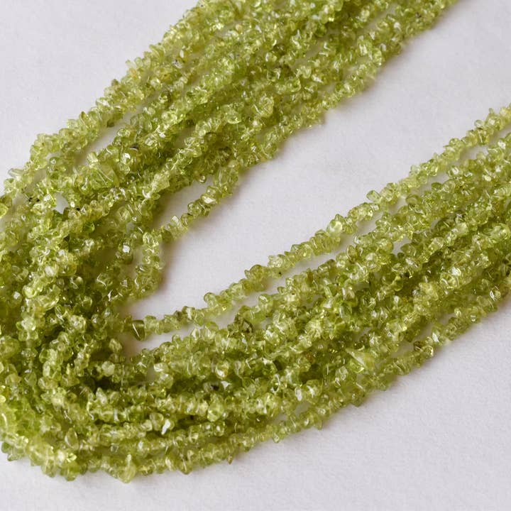 Collar de perlas con astillas de peridoto, cuentas de cristal sin cortar para venta al por mayor de Soothing Crystals