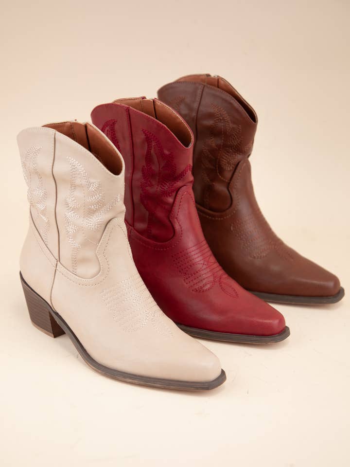 JASMINE MELLANHÖGA WESTERNSKOR MED KLASSISK BRODERI för wholesale av CCOCCI