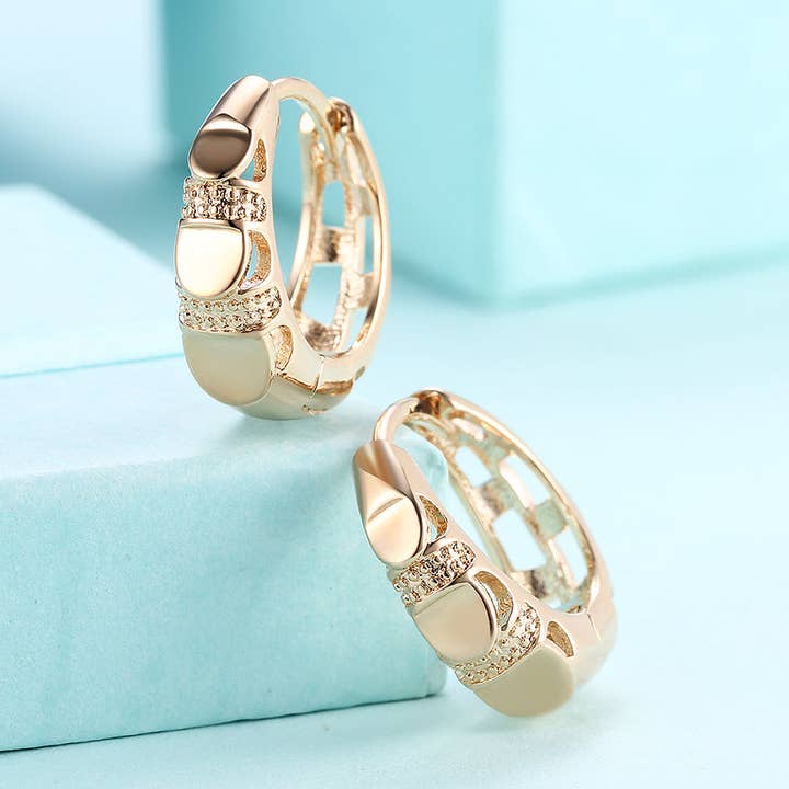 Klassischer Lasergeschnittener Huggie-Ohrring in 18K vergoldet für den Großhandel von Golden NYC Jewelry