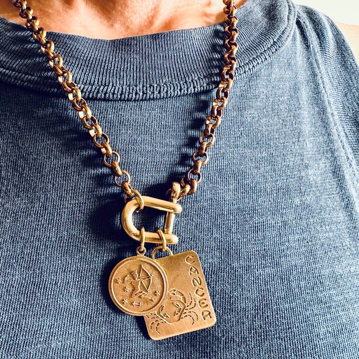 Zodiakvedhæng Karabinhage charmholder halskæde for engroshandel hos SORA DESIGNS