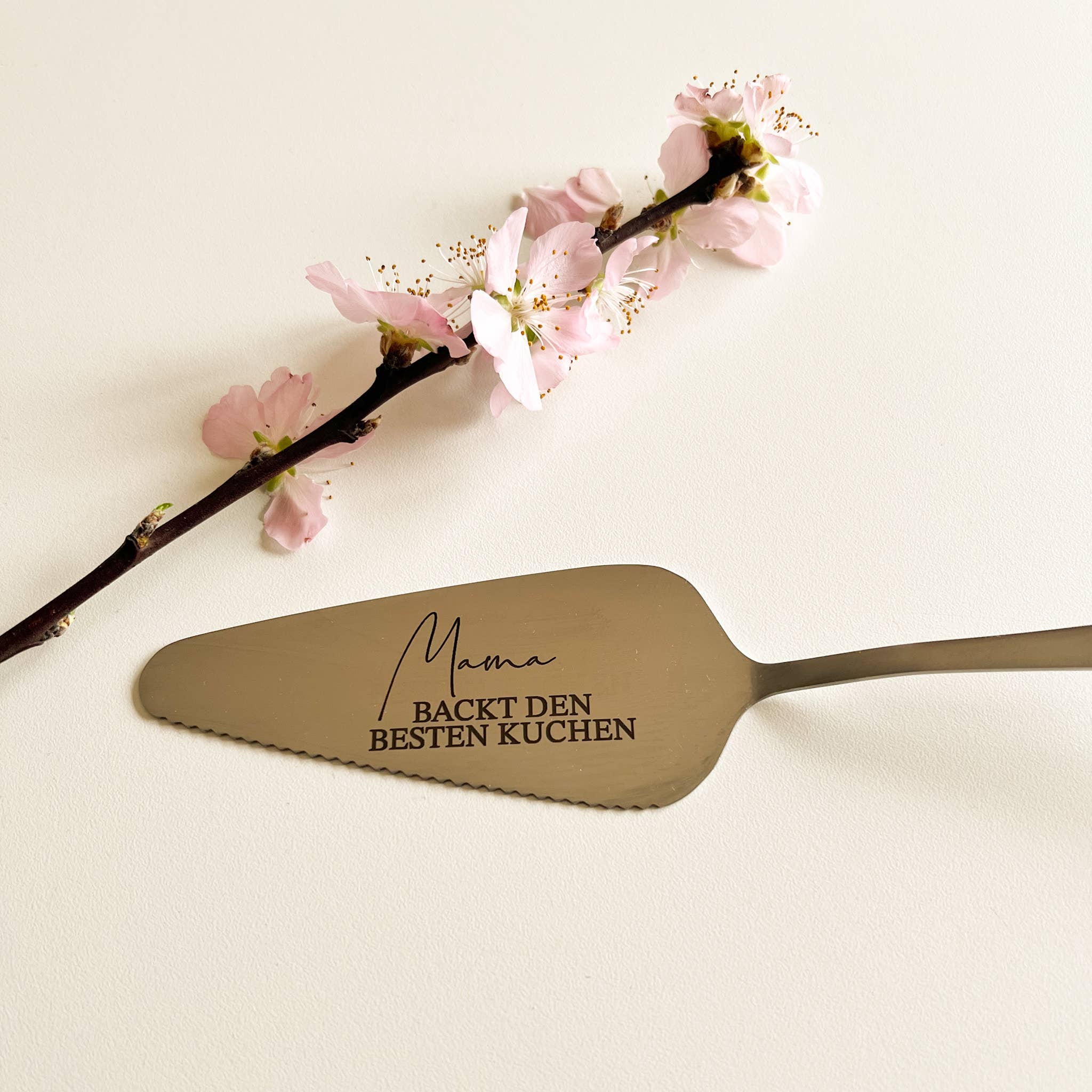 shopandmarry - Vendita all'ingrosso Spatole - Paletta per torta in acciaio inox con incisione «Mama bakes the best cake»2