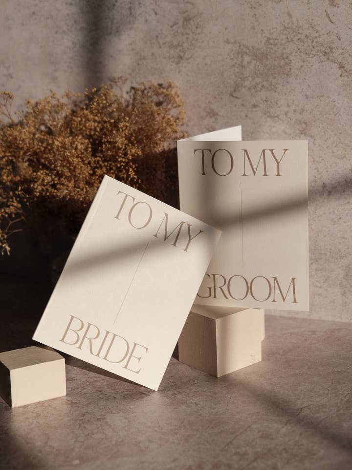 Cartes de vœux de mariage minimalistes sur papier cartonné blanc cassé pour la vente par Velvet and Gold