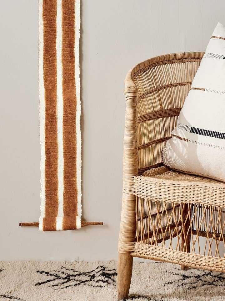 Upplys Bogolan Väggtotem i Vitt med Bruna Linjer för wholesale av kanju Interiors