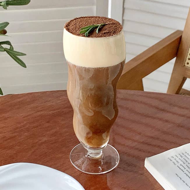 Verre à café glacé Twisty Chubby avec tige pour la vente par Our Dining Table