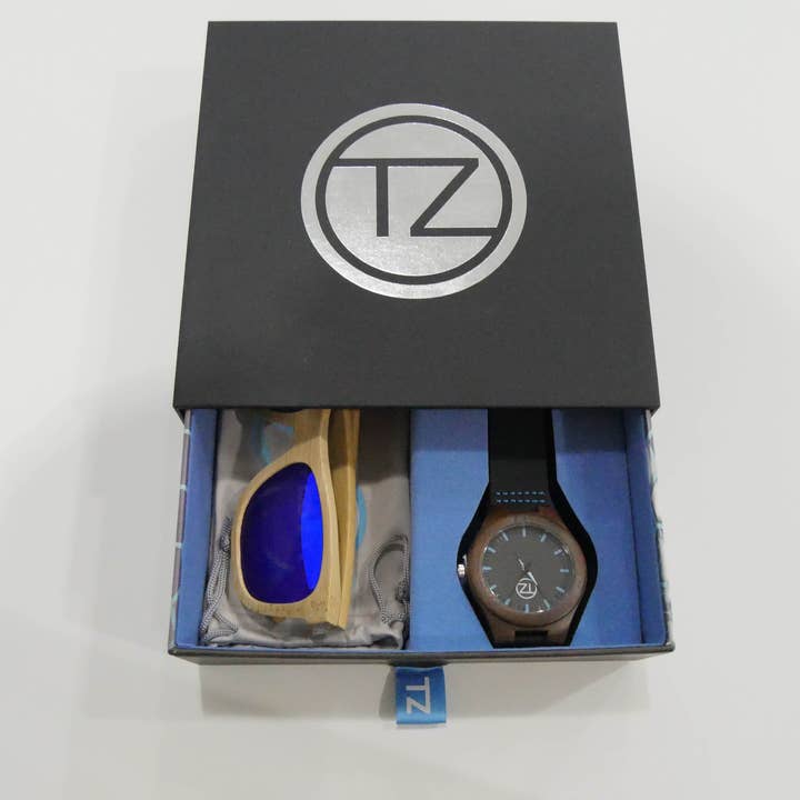 Pack Essentiels Catamaran | Lunettes de Soleil Flottantes en Bambou Bleu Clair Polarisé avec Montre en Bois Imperméable pour la vente par TZ LIFESTYLE