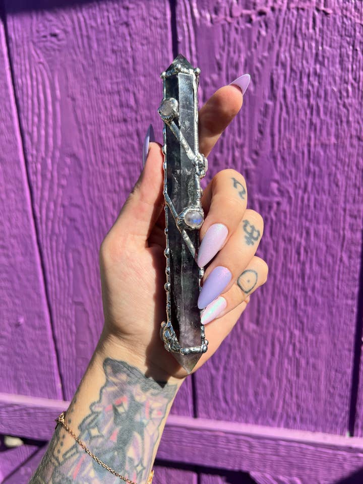 Baguette énergétique Reiki à la fluorite et à la pierre de lune 🌟 Seven Sisters 🌟 pour la vente par Aurafy