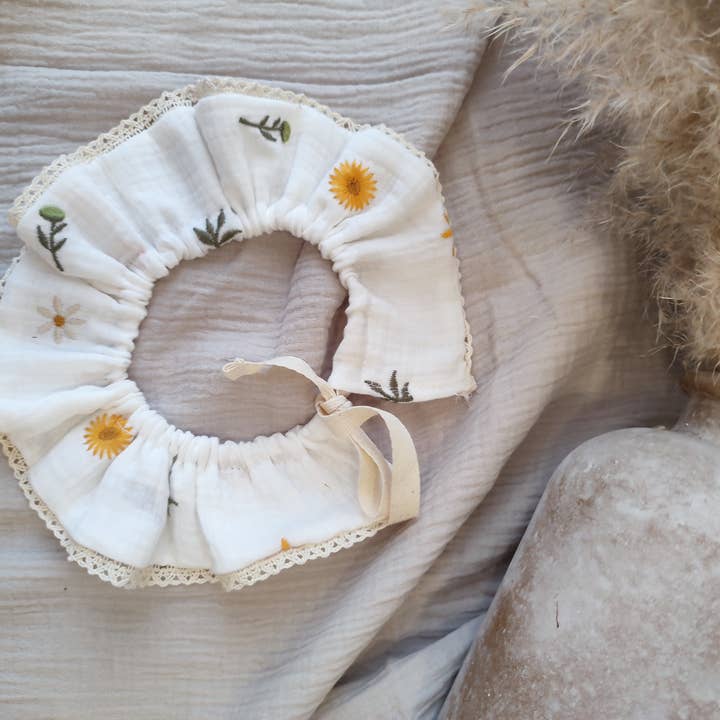 Petiteaude - Wholesale Bib - Baby - White removable ruffle collar, bib with flower emboridery1