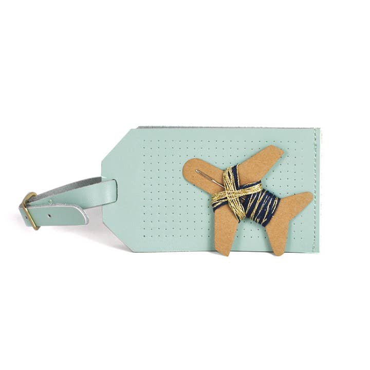 Chasing Threads – wholesale DIY-pysselkit – DIY korsstygn Bagage Tag Kit - Mint med marinblå tråd
