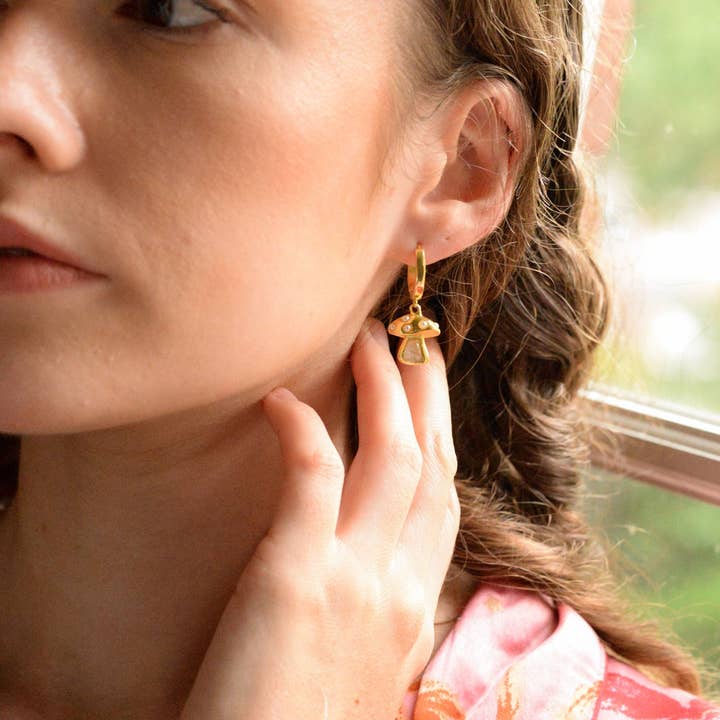 My Doris – wholesale Huggieörhängen – HOOP-ÖRHÄNGEN MED GULDPÄRLA OCH REGNBÅGE MÅNSTEN SVAMP1