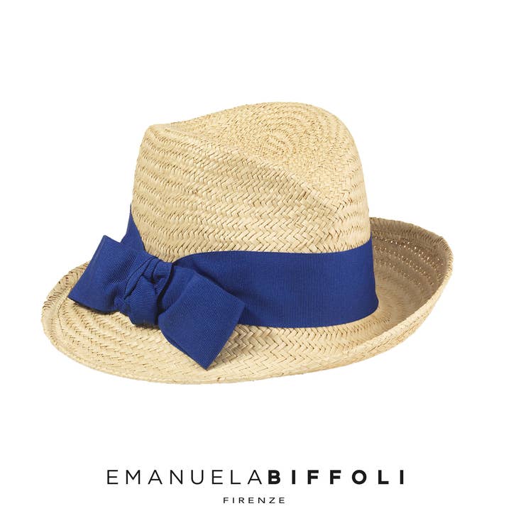 CHAPEAU FEDORA AVEC GROS RUBAN BLEU pour la vente par EMANUELA BIFFOLI FIRENZE