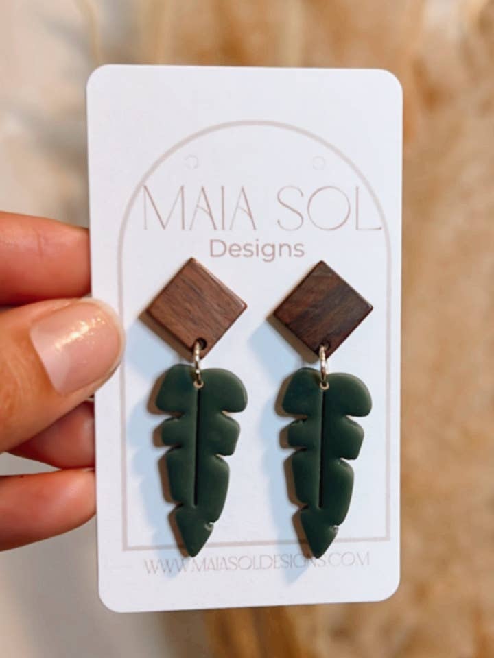 Philodendron-blad bungelt voor wholesale door Maia Sol Designs
