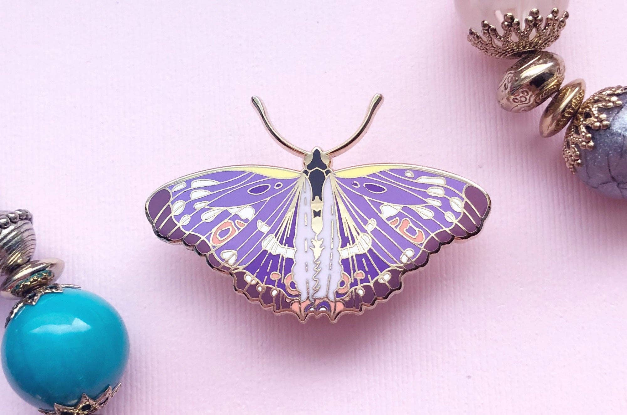 Alum and Ink - Venta al por mayor Botón/prendedor - Alfiler esmaltado con forma de mariposa emperadora morada pequeña (Apatura ilia)4