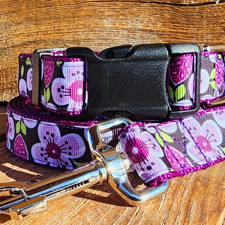 Coleira, guia ou martingale para cachorro com estampa floral roxa de 2,5 cm por atacado de Rocky Mountain Hound