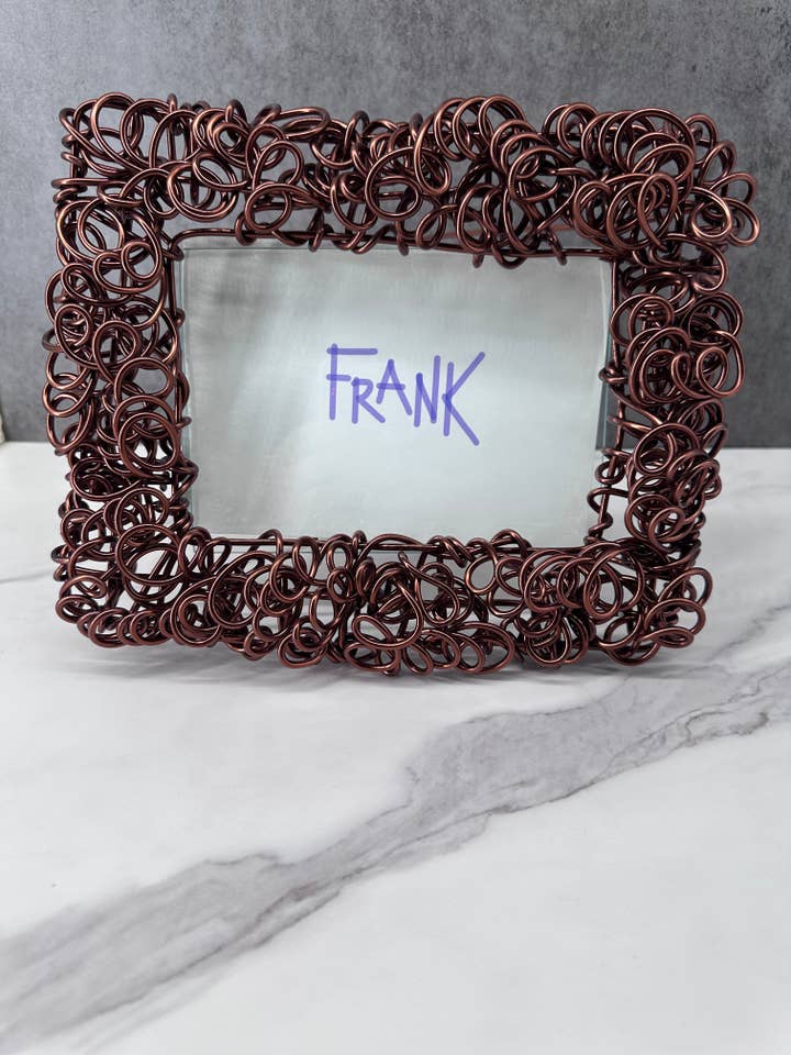 Cadre photo en fil métallique « Loops » (fenêtre de 5 po x 7 po) brun chocolat pour la vente par Frank Steil San Francisco