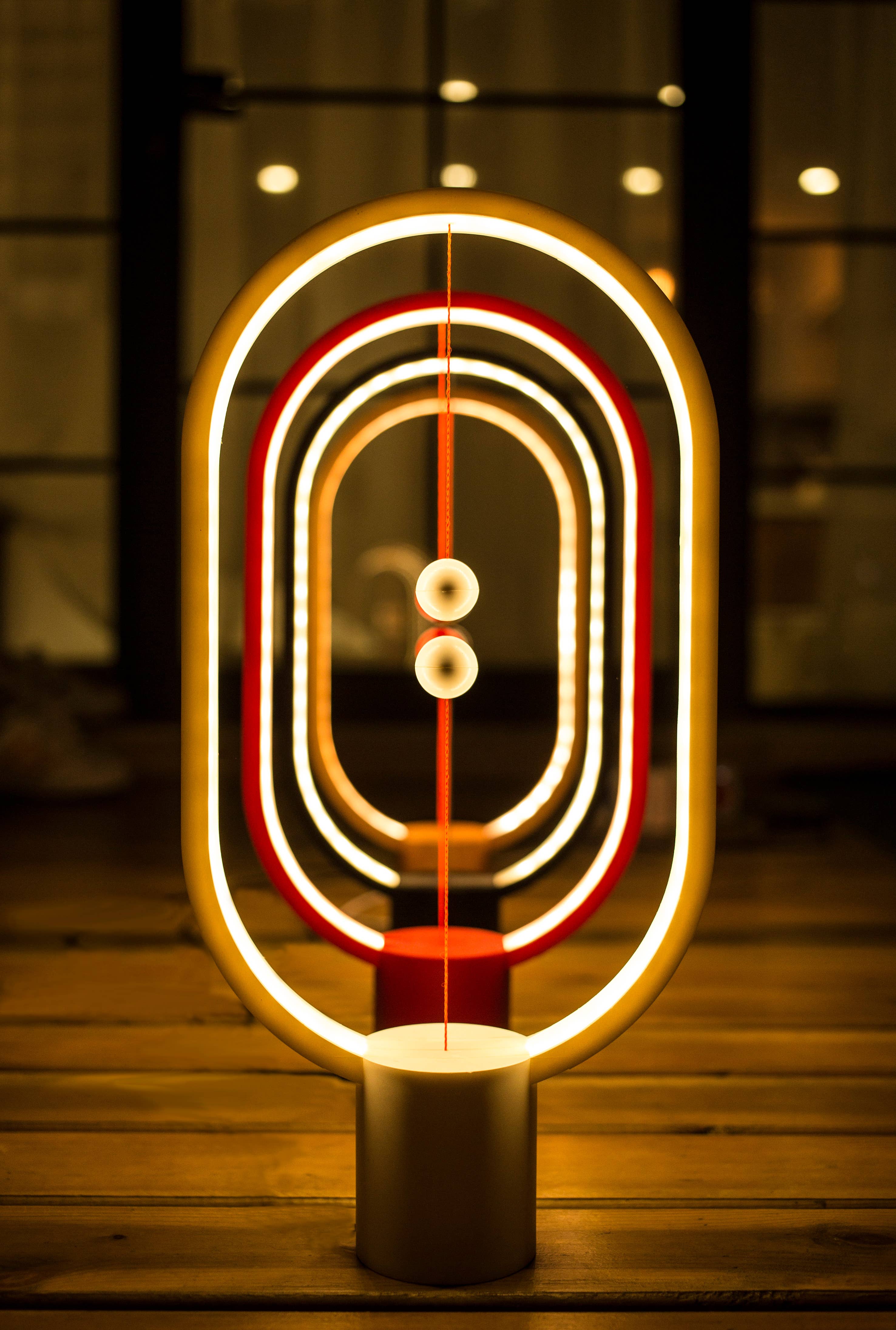 Allocacoc DesignNest – Großhandel Akzent-/Schreibtischleuchte – Heng Balance Lampe Ellipse, Kunststoff, USB-C, regulär und klein8