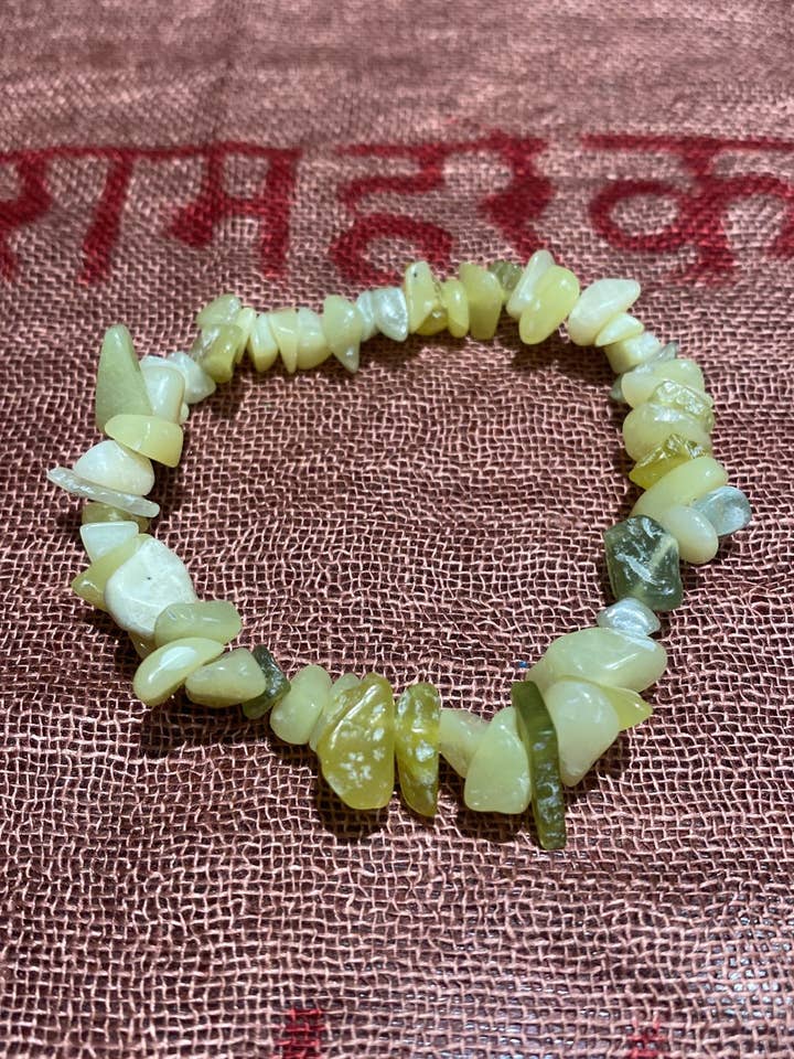 Pulsera elástica con chips de jade y limón para venta al por mayor de Katmandu Trading Co.
