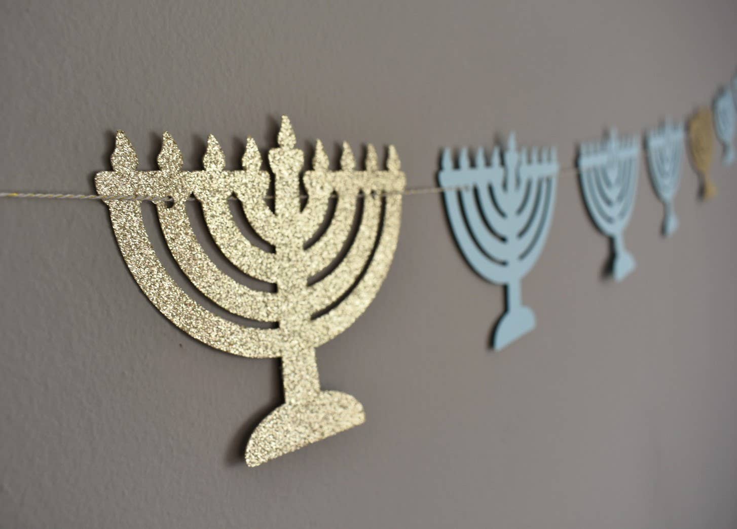 thekitcut – wholesale Hanukkah Decoration – Hanukkah Menora Garland |  LIght Blue  and Gold Menoras 1